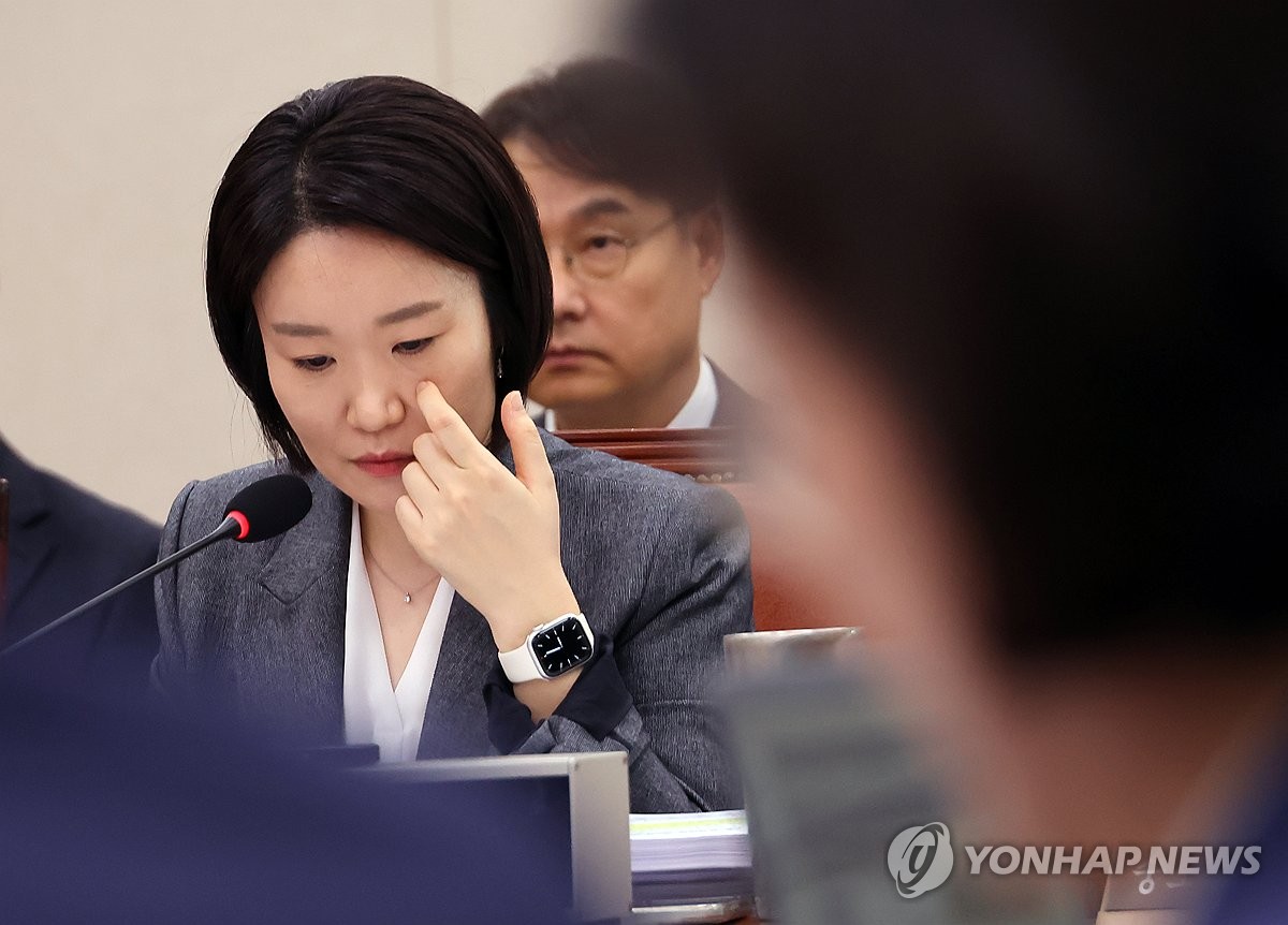 자료 살펴보는 이소영 중소벤처부 장관