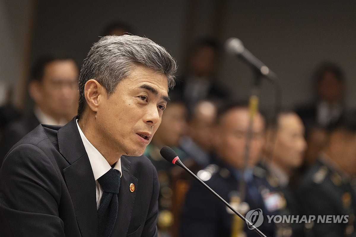 질의에 답하는 강신철 국방부 장관