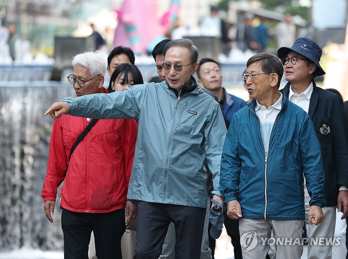 청계천 찾은 이명박 전 대통령