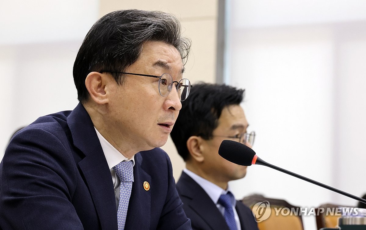 질의 답하는 이억원 금융위원장