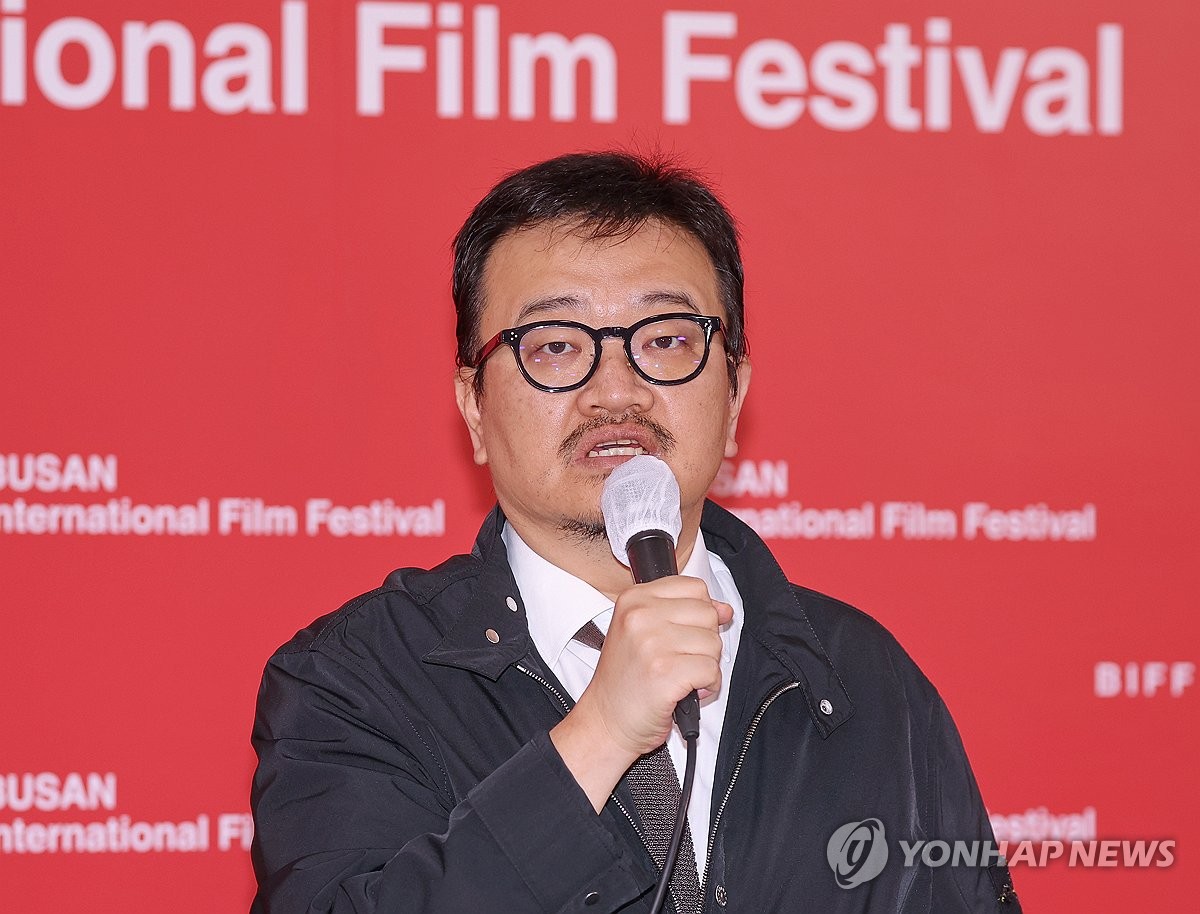 질문에 답하는 연상호 감독