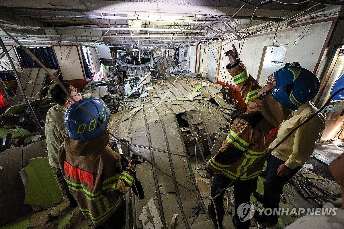 대구 건물 천장 붕괴 현장 살펴보는 소방 관계자