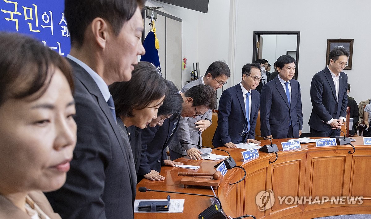 최고위원회의에서 인사하는 민주당 지도부