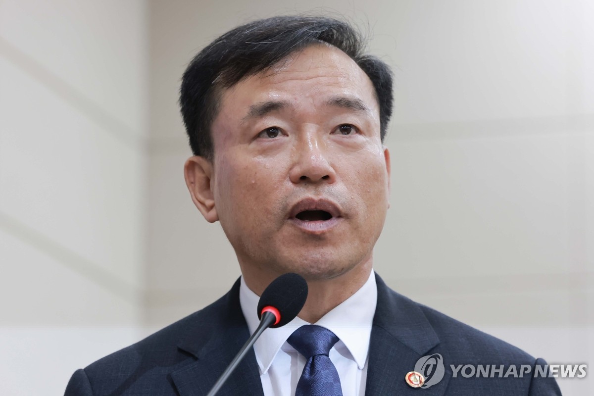 국정감사에서 인사말 하는 김종철 방미통위원장