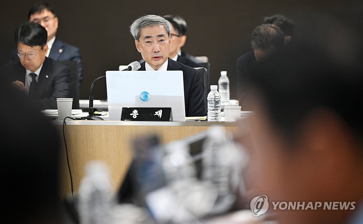 답변하는 신현송 한국은행 총재