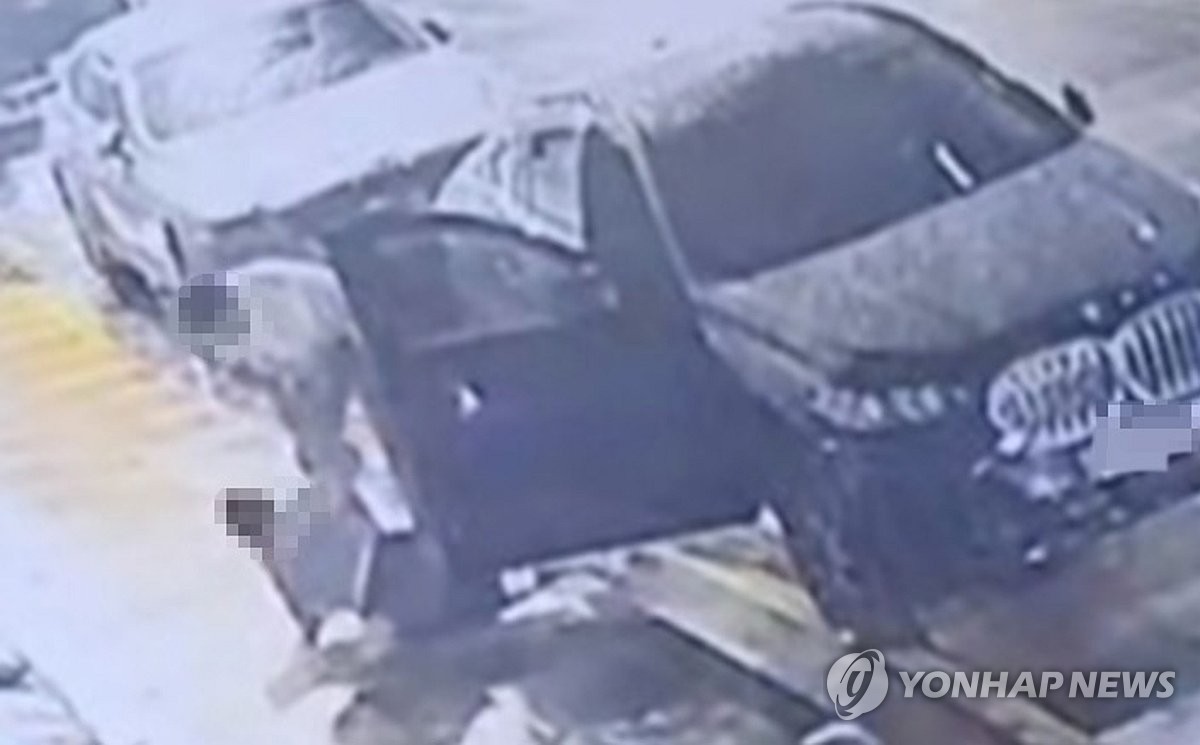 스토킹 신고 대상 남성에 끌려가는 40대 여성