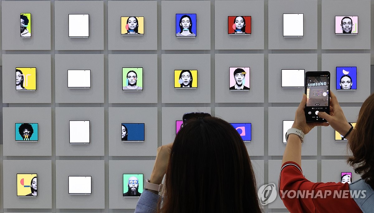 폴더폰을 활용한 미디어아트
