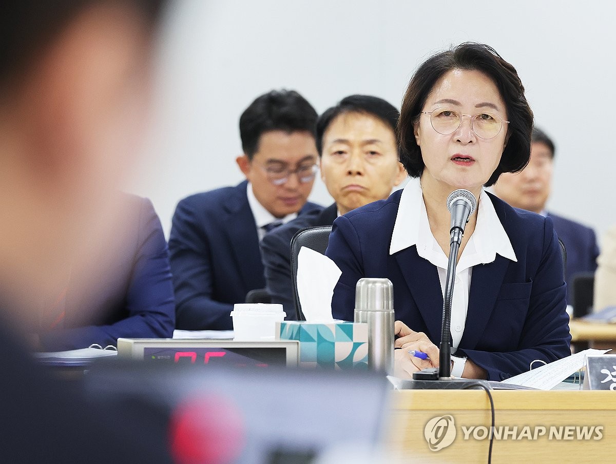 질의에 답변하는 추미애 경기도지사