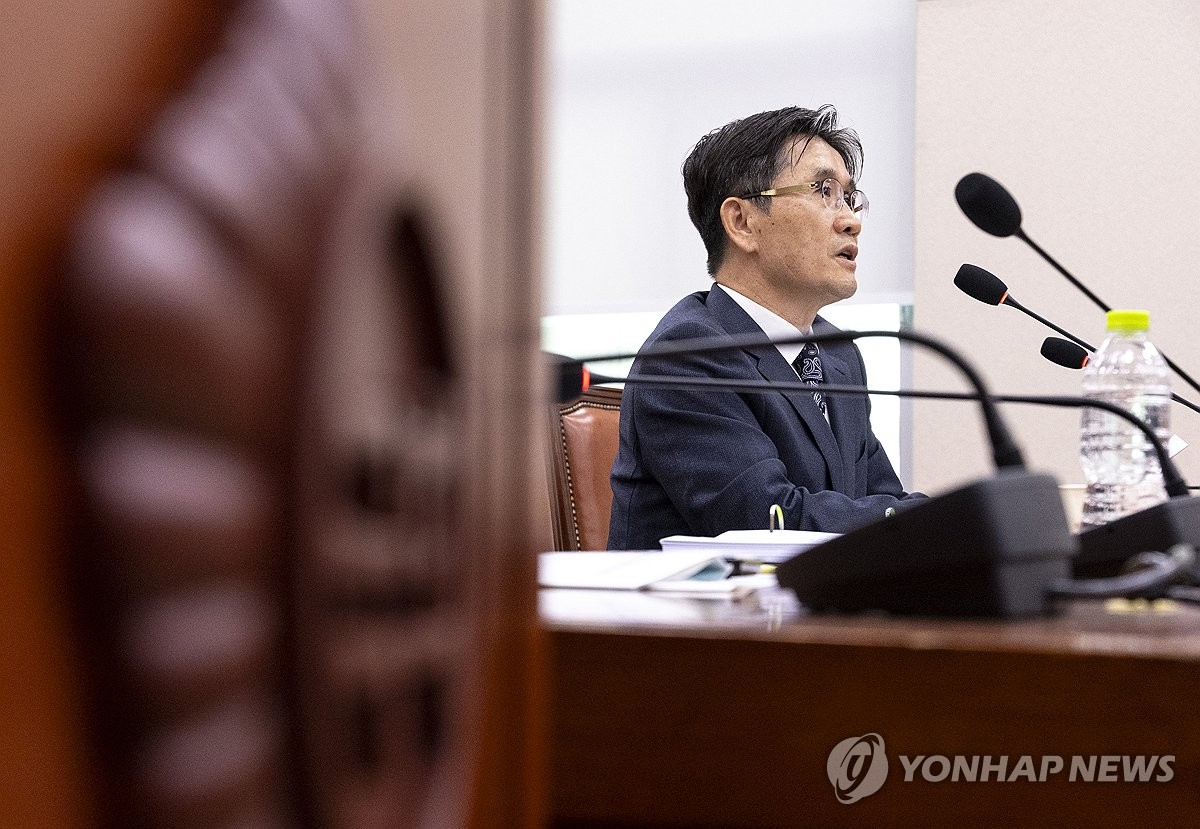 국감에서 의원 질의에 답하는 오동운 공수처장
