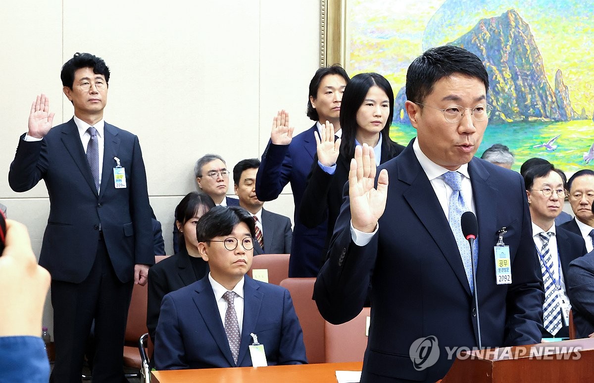 선서하는 윤구 구글코리아 대표