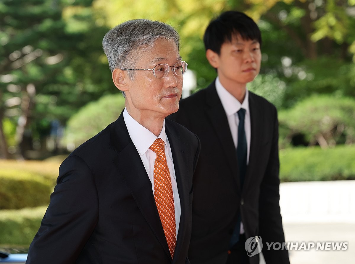 대법원 들어서는 조희대 대법원장