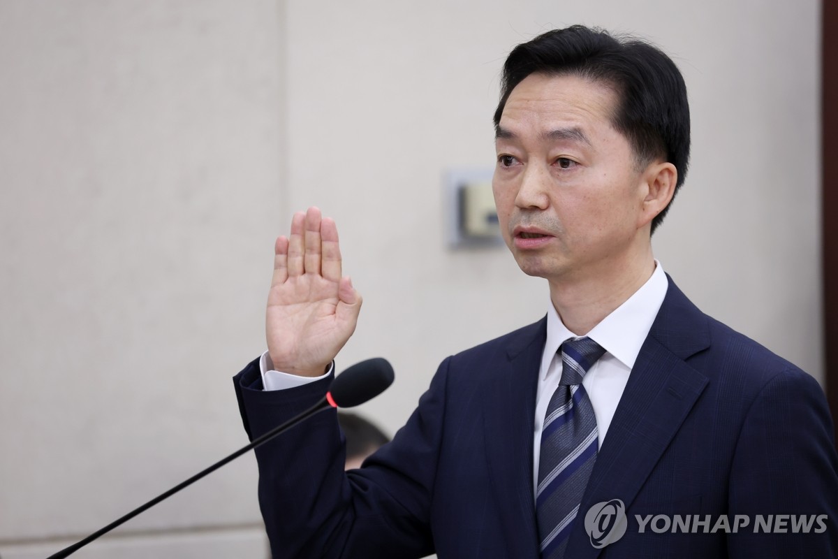 선서하는 김지용 중대범죄수사청장 후보자