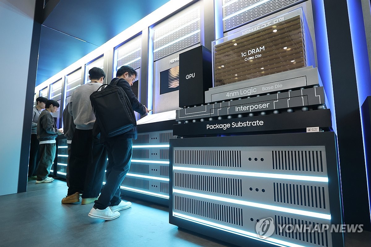 반도체대전 삼성전자 부스에 전시된 HBM4E 모형