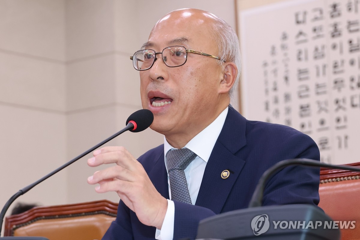 국감 답변하는 조원철 법제처장