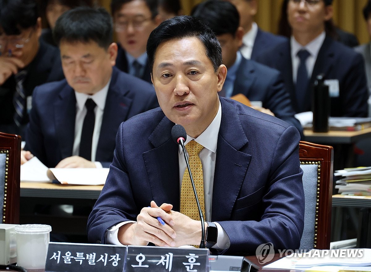 위원 질의에 답하는 오세훈 서울시장