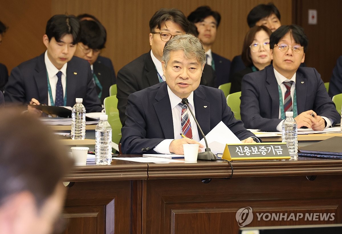 답변하는 신용보증기금 강승준 이사장