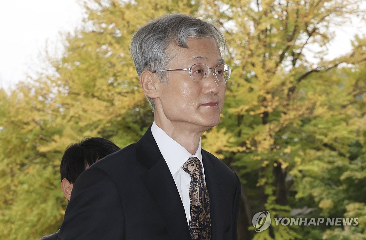 출근하는 조희대 대법원장