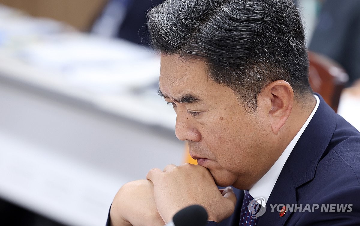 생각 잠긴 강청희 건보 이사장