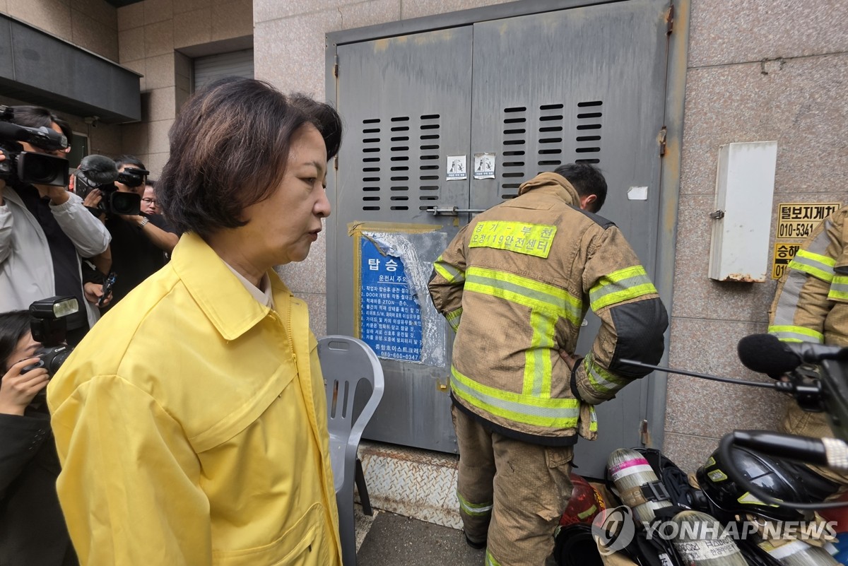 소방대원 뒷모습 바라보는 추미애 지사