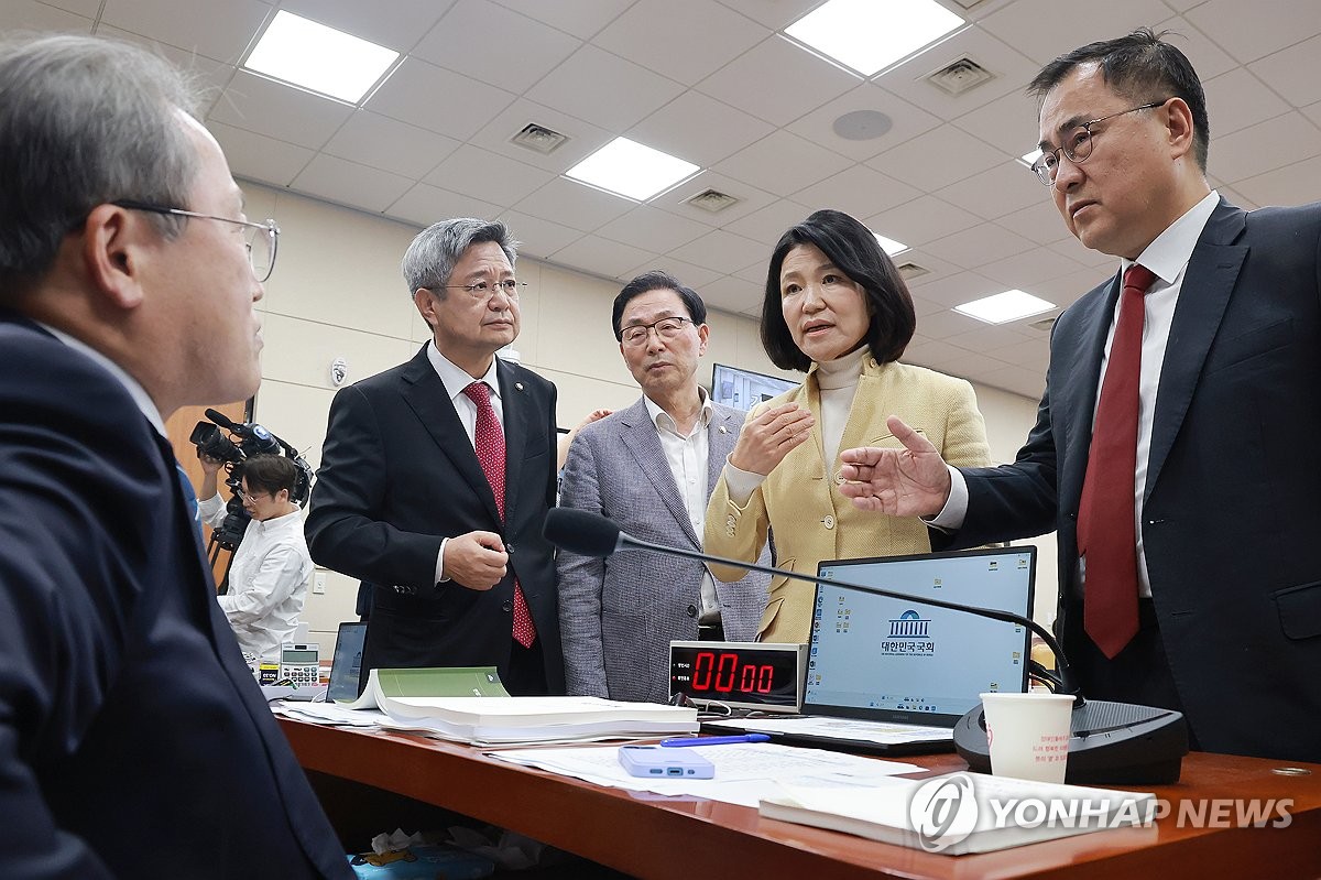 '이진숙 국감 제척안' 공방에 감사중지, 항의하는 국민의힘