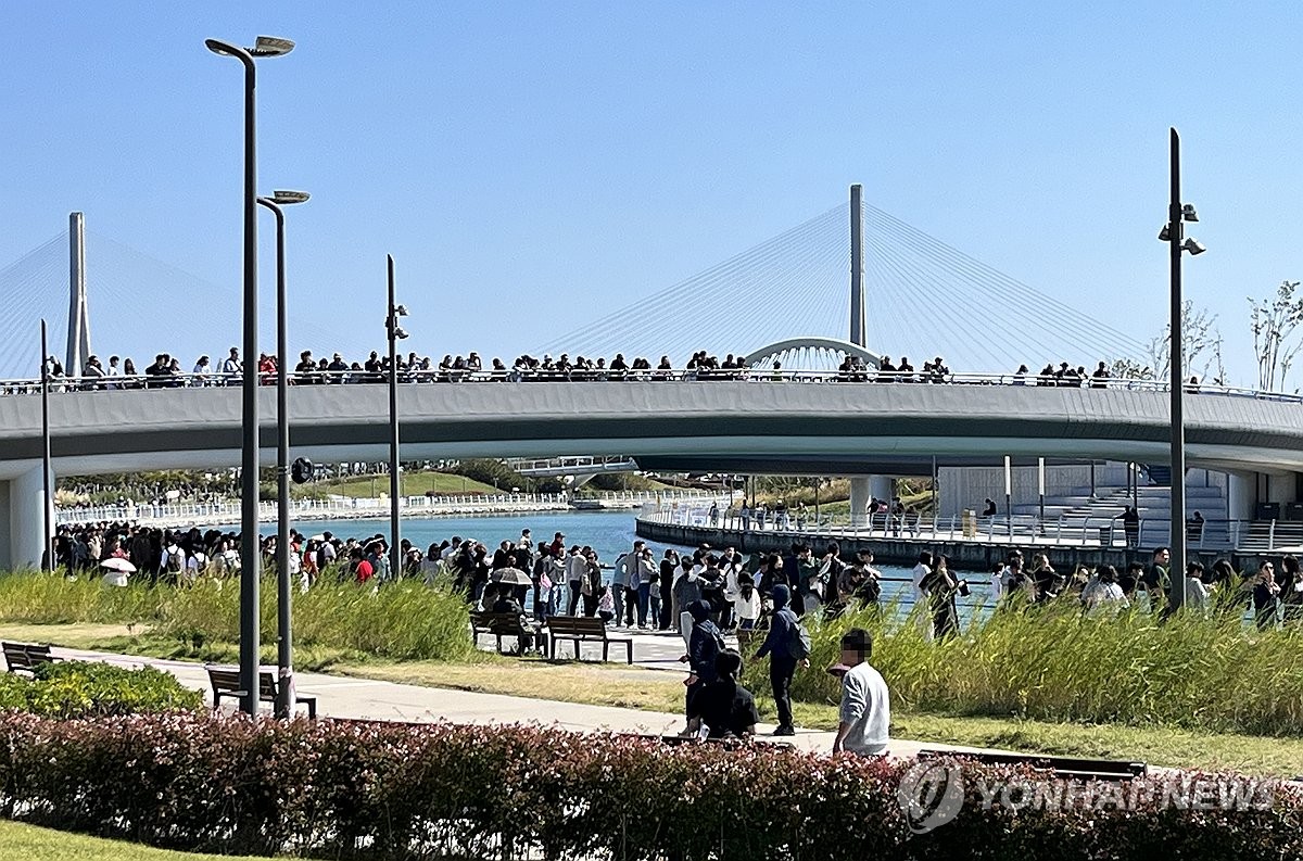 부산 북항 친수공원 상어 구경 인파
