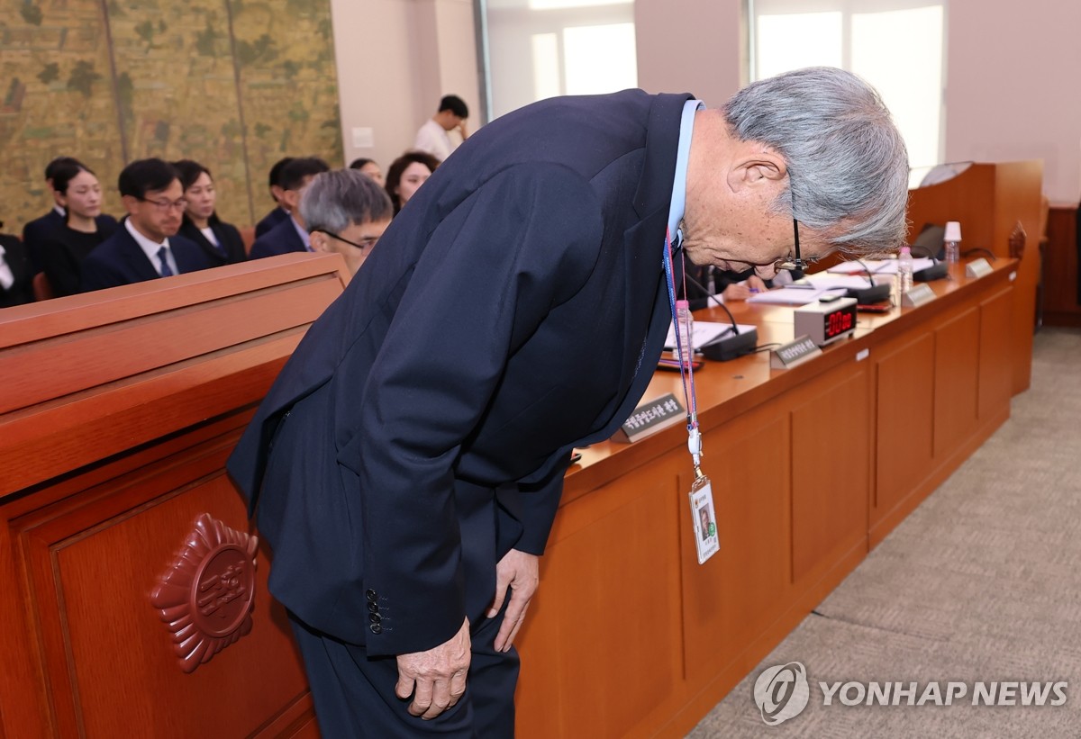 고개 숙여 사과하는 유홍준 국립중앙박물관장