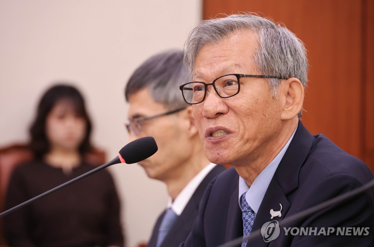 답변하는 유홍준 국립중앙박물관장
