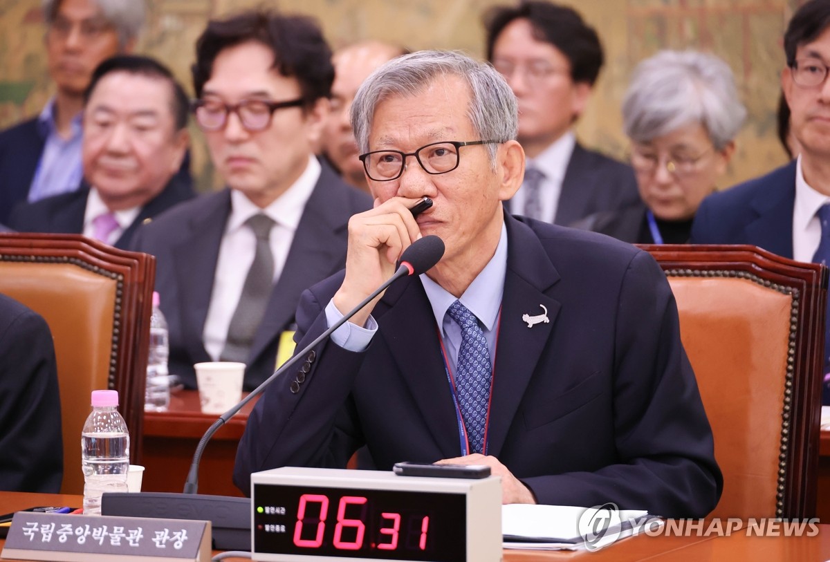 질의 듣는 유홍준 국립중앙박물관장
