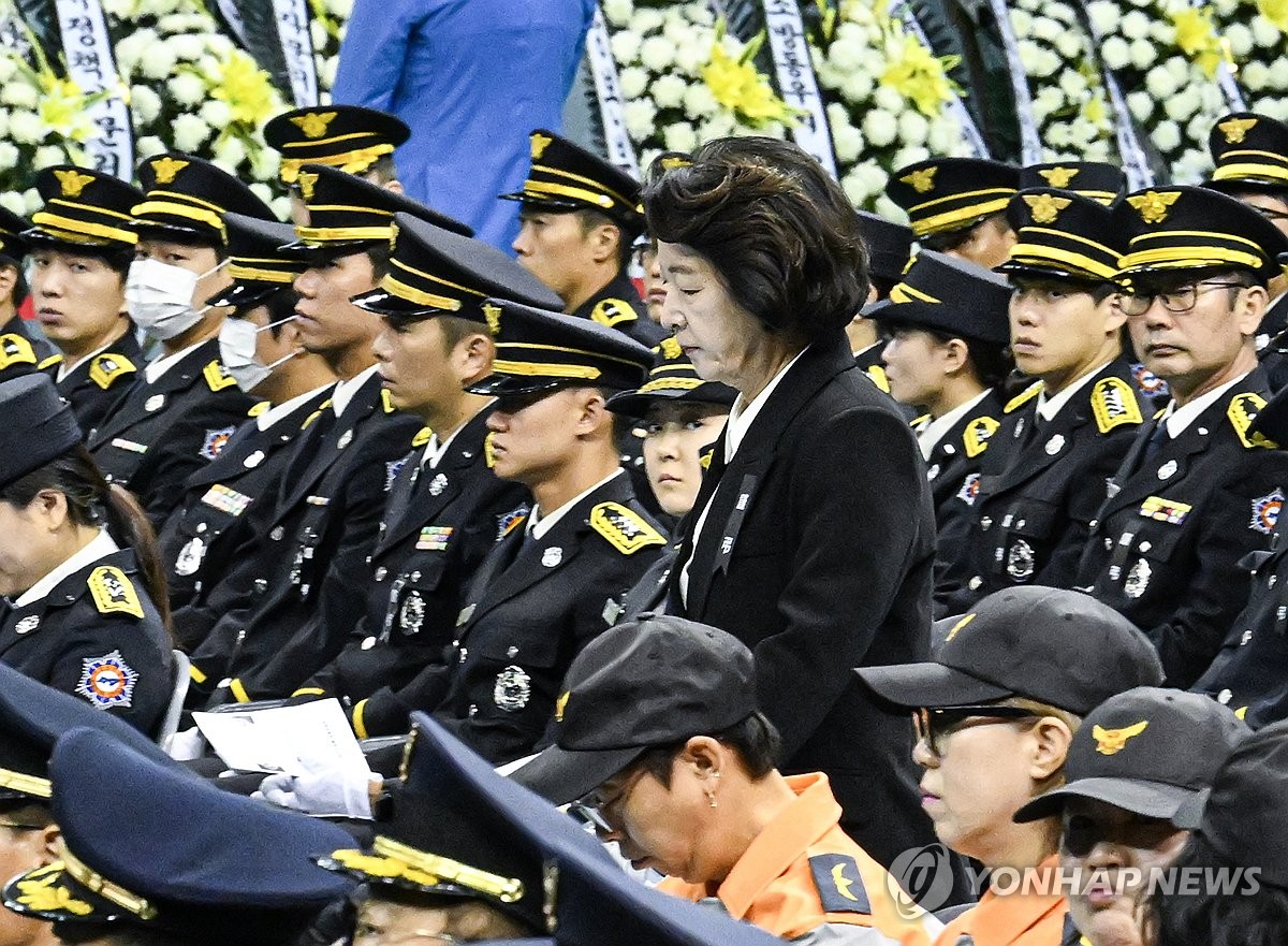 영결식 참석하는 추미애 경기도지사