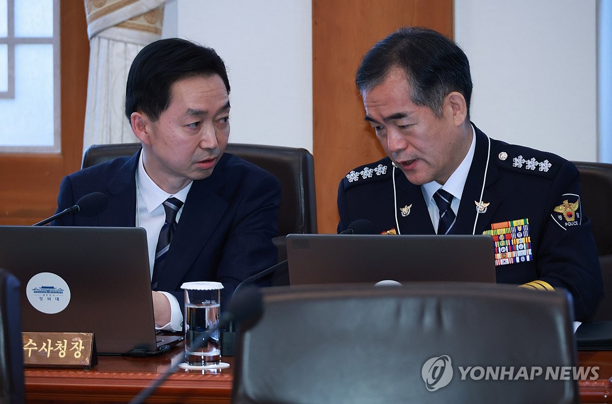 대화하는 중수청장과 경찰청장 대행