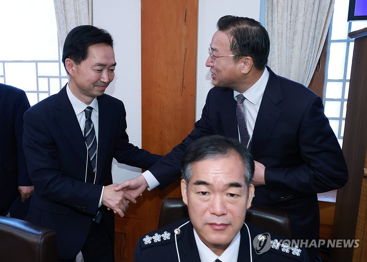 인사하는 중수청장과 검찰총장 대행