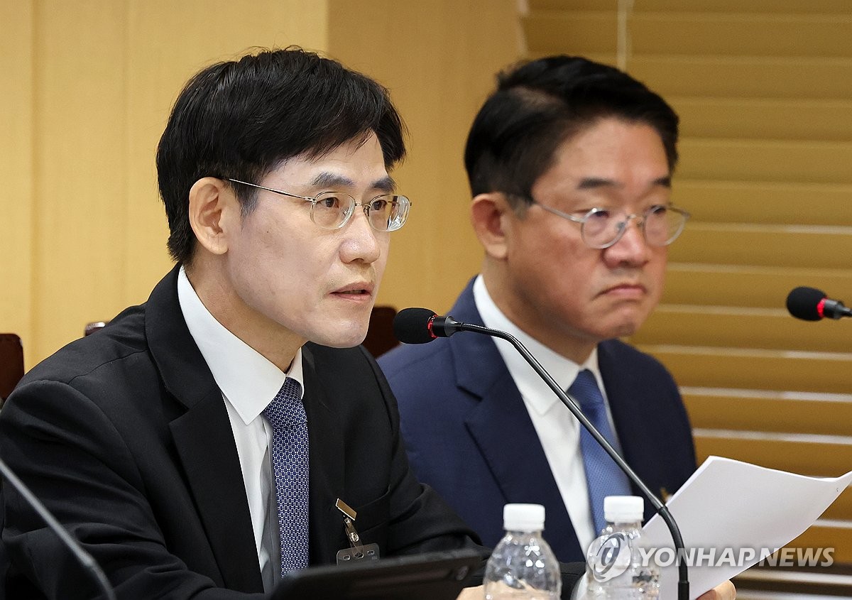 질의에 답하는 김상곤 전주지방법원장