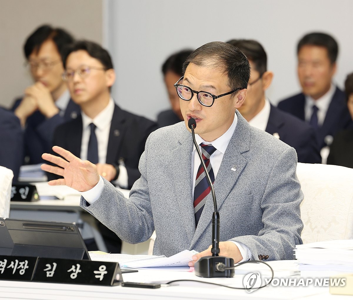 답변하는 김상욱 울산시장