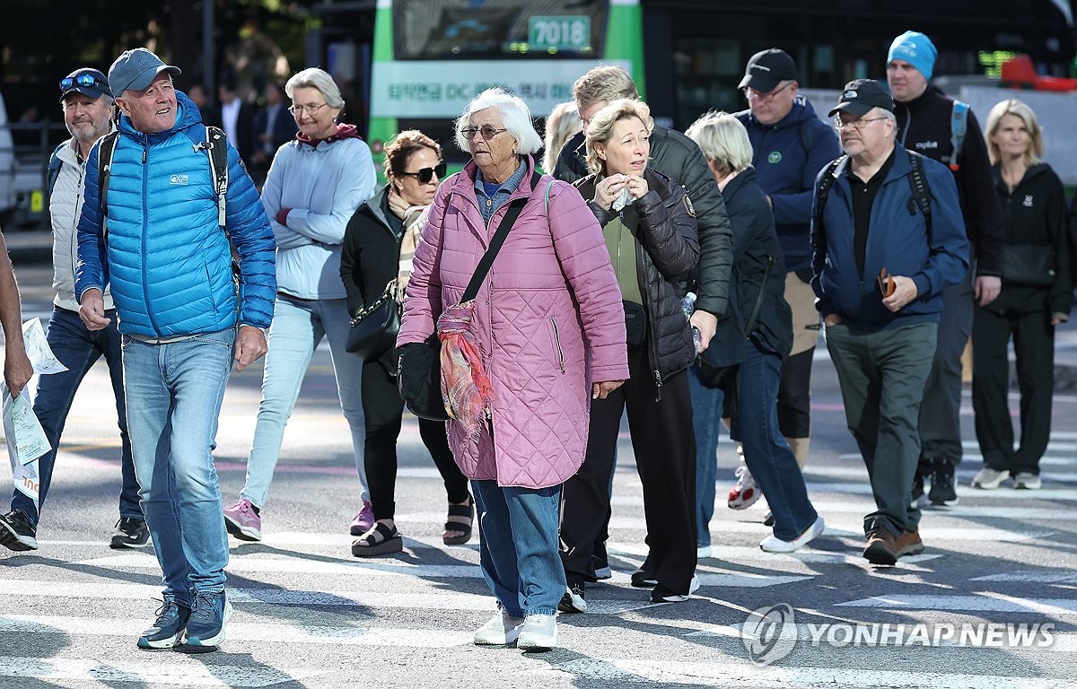 두꺼운 옷차림의 외국인 관광객들