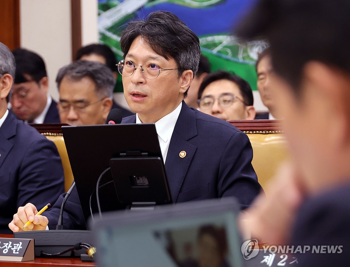 국정감사 종합감사 답변하는 홍지선 국토교통부 장관