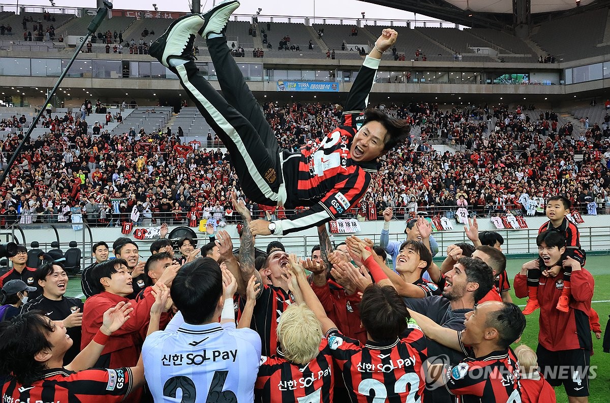 김기동 감독 헹가래 치는 FC서울
