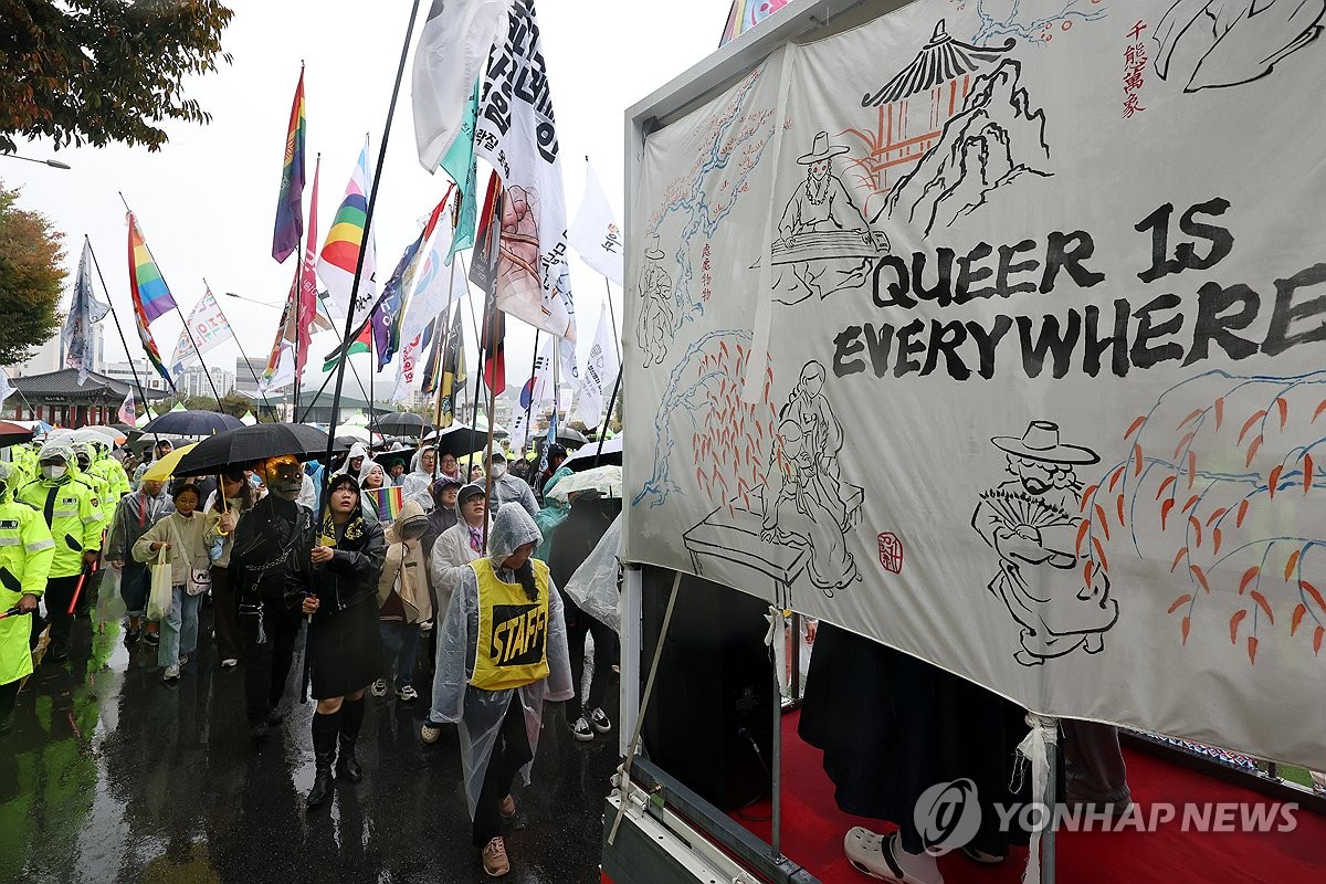 차별금지법 제정 촉구하며 행진하는 참가자들