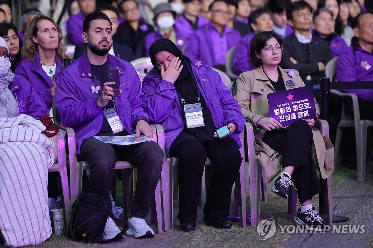 눈시울 붉히는 외국인 유가족