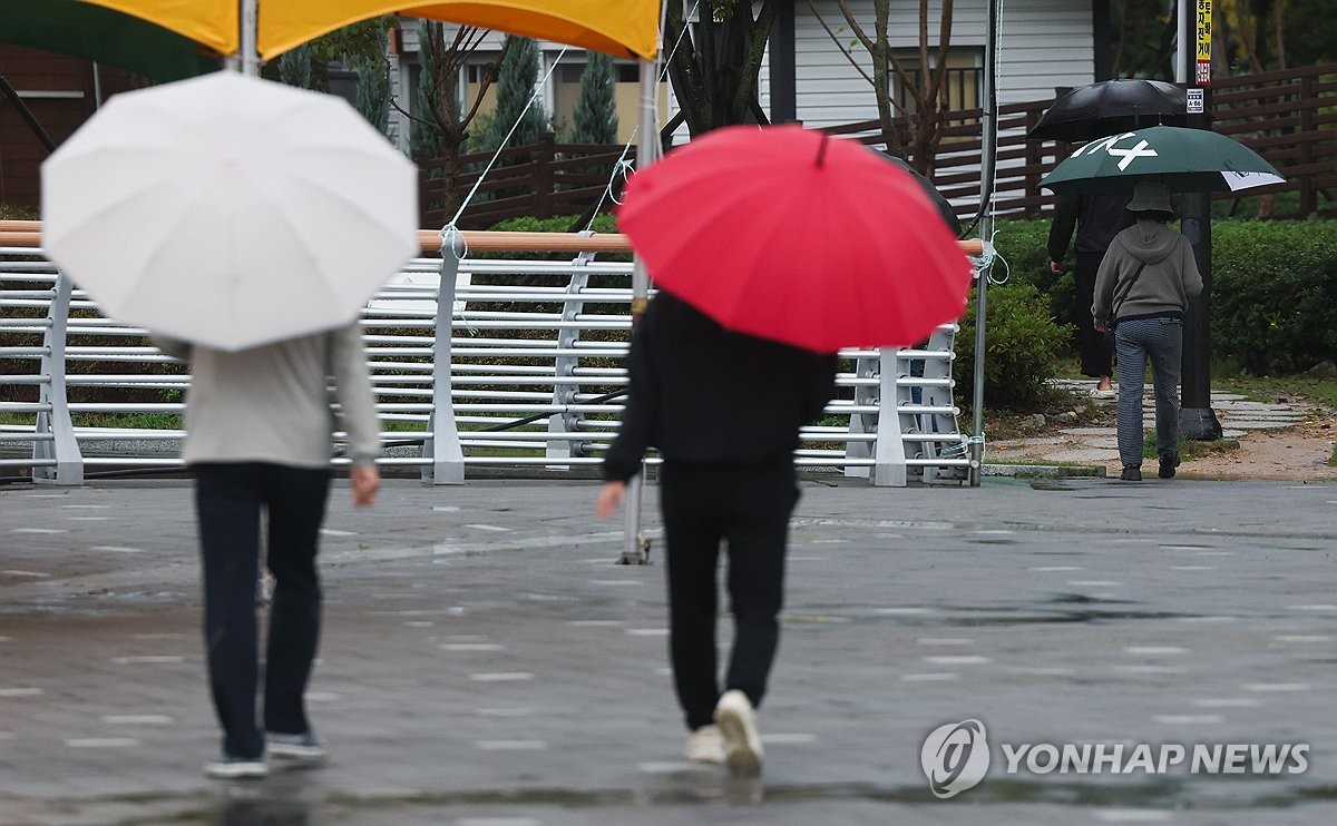 남부지방 비 뚝뚝…우산 쓴 시민