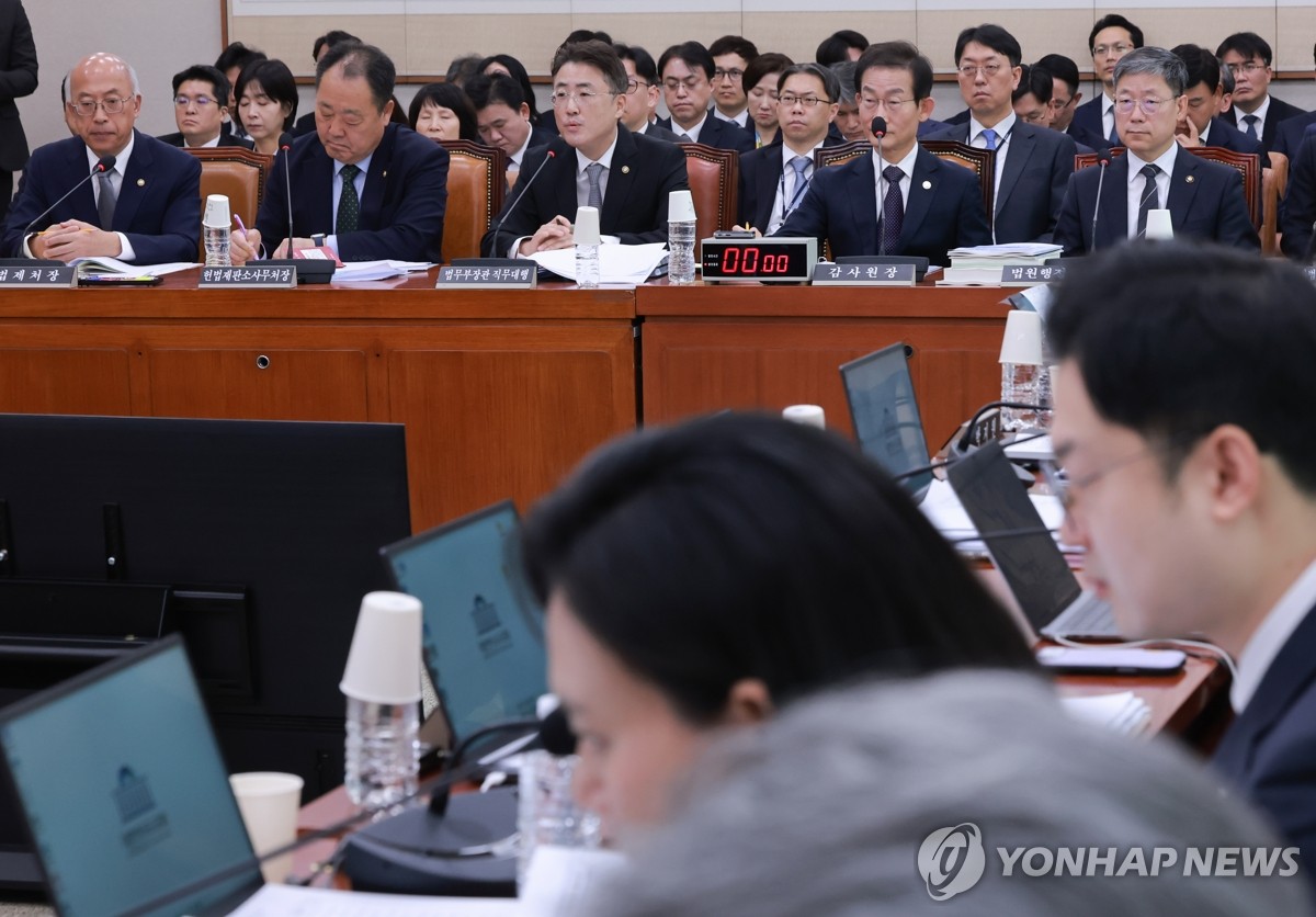 답변하는 이진수 법무부 장관 직무대행