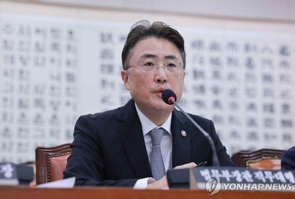 답변하는 이진수 법무부 장관 직무대행