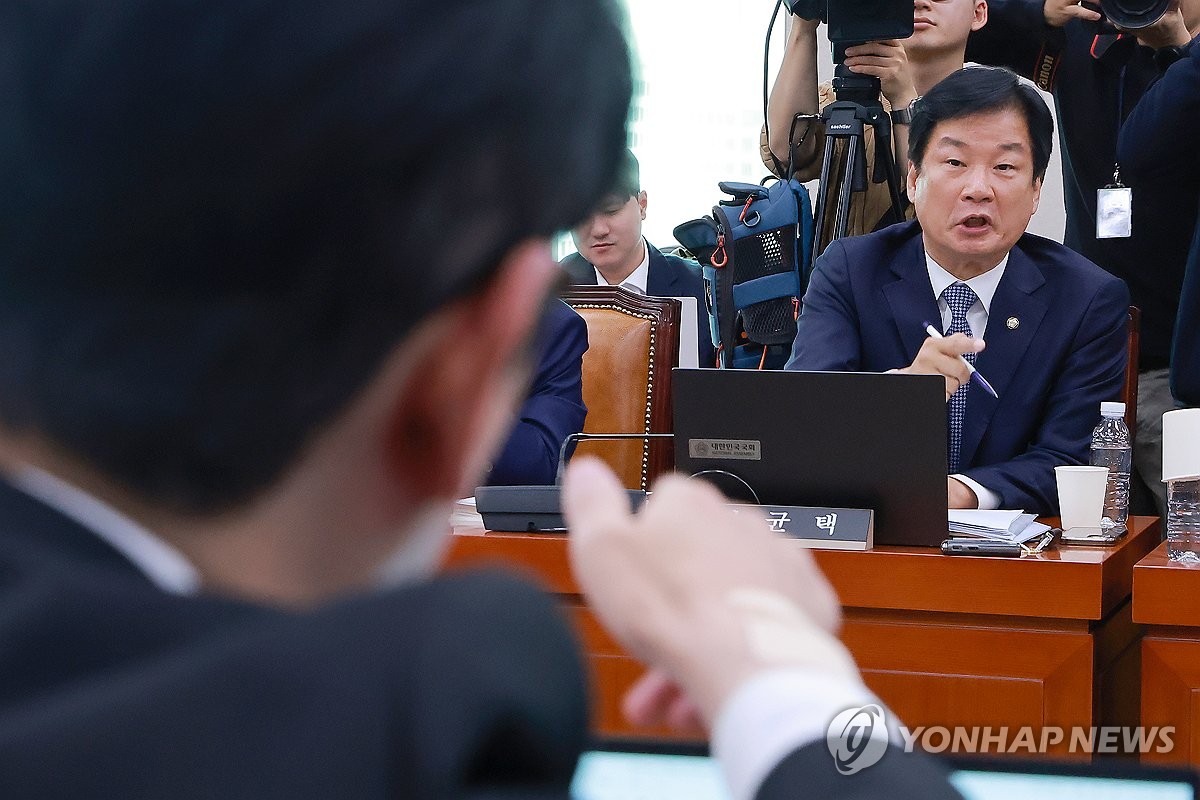 국민의힘 의원들과 설전 벌이는 민주당 박균택 의원