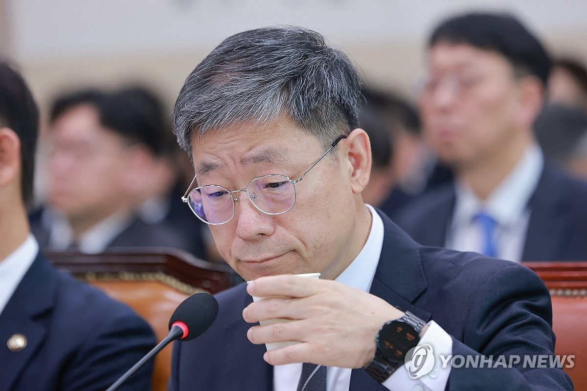 목 축이는 노경필 법원행정처장