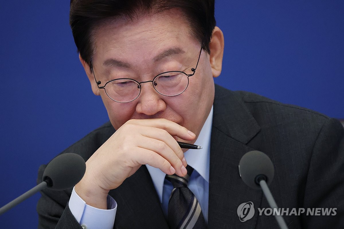 생각에 잠긴 이재명 대통령