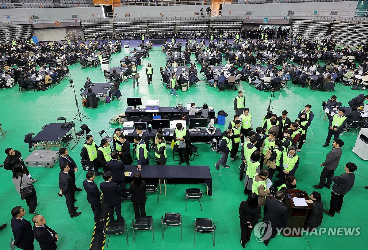 '검증 현장 촬영 불가' 특검과 대화하는 장동혁 대표