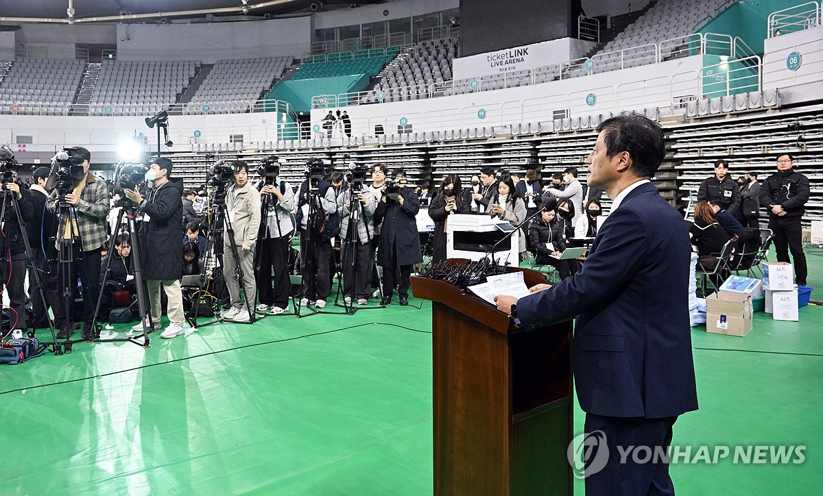 기자회견 하는 이태한 선거관리위원회 특별검사