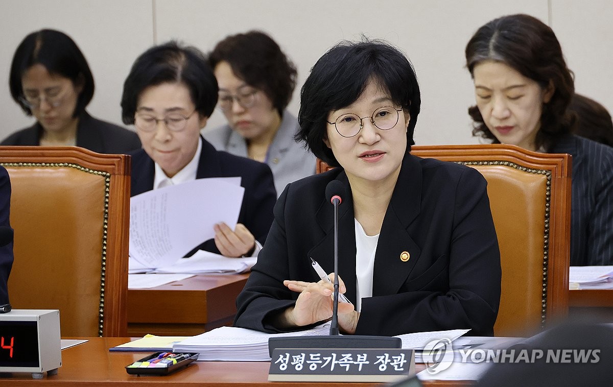 국감 질의 답하는 원민경 성평등가족부 장관