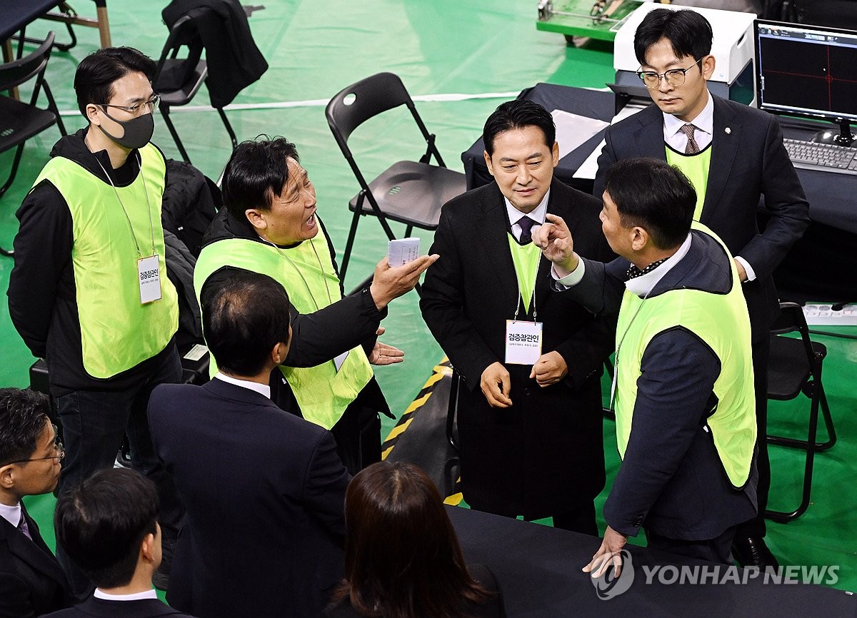 이태한 선관위 특검에게 항의하는 장동혁 대표
