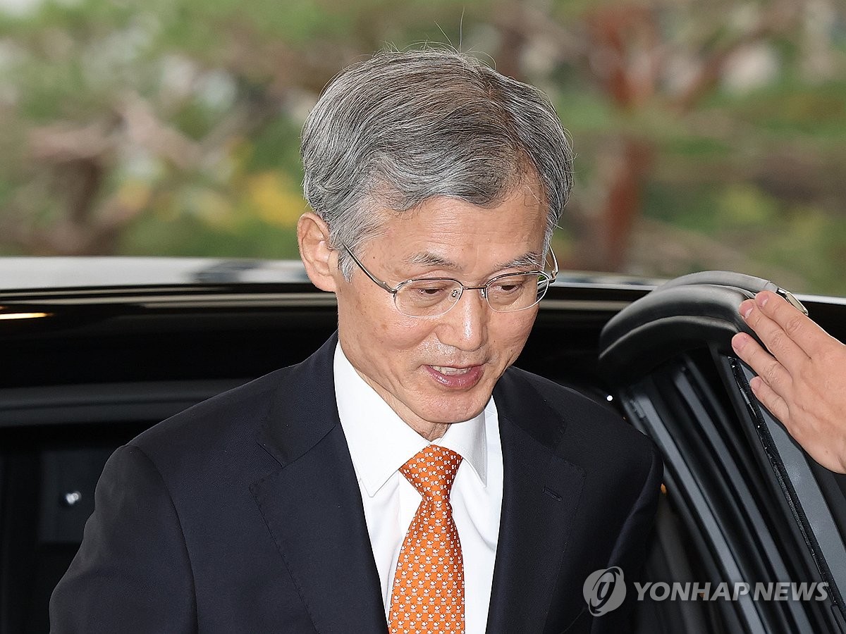 출근하는 조희대 대법원장