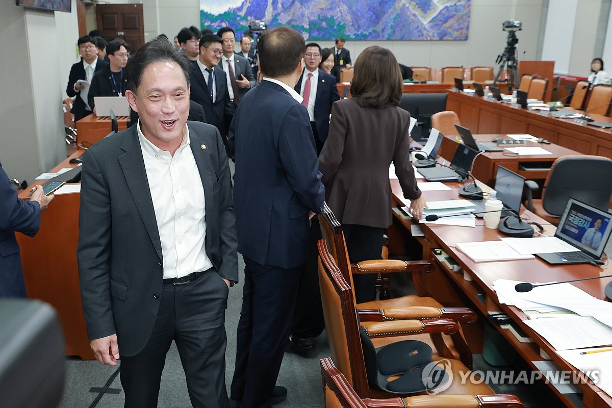 '역사왜곡·내란옹호' 김태규 운영위원직 사임 요구로 설전, 중지된 국정감사